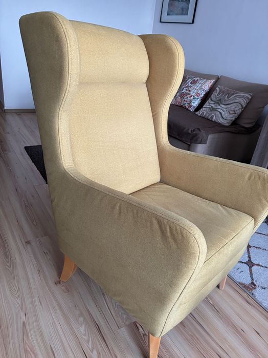 Fotel uszak z Agatą Mebke kolor miodowy