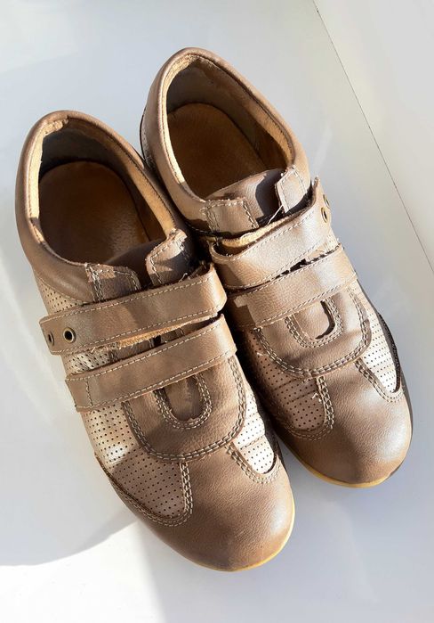 Взуття Footflexx на липучках золотистого кольору на рівному ходу