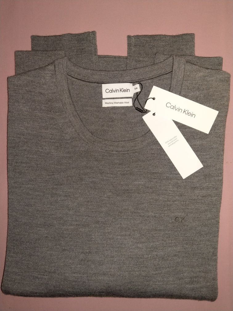 Wyprzedaż lekki swetr męski Calvin Klein.