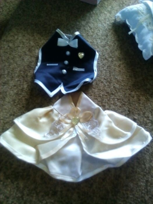 Продам подушечку для колец,перчатки для невесты,одежу для бутылок.