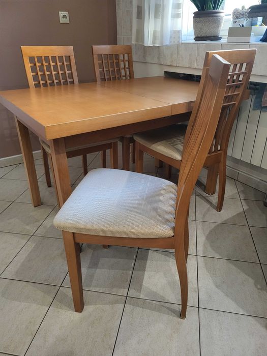 Stół rozkładany z krzesłami