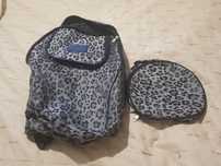 Mochila com bolinha de maquiagem. Nova