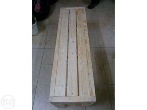 Vários bancos corridos em madeira.