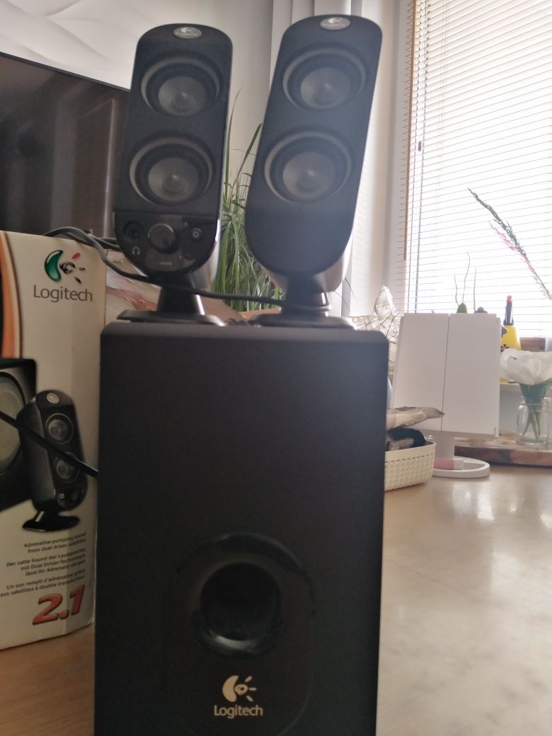 Subwoofer z glosnikami