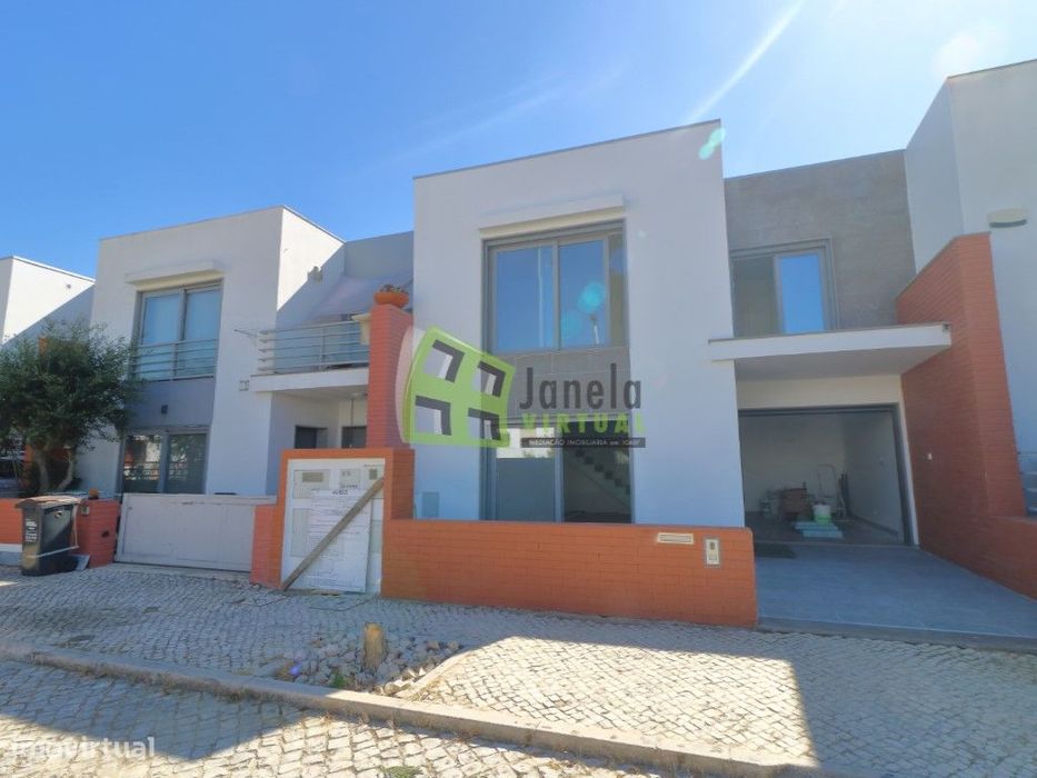 Moradia em Banda T4 Nova- Quinta de Peliche