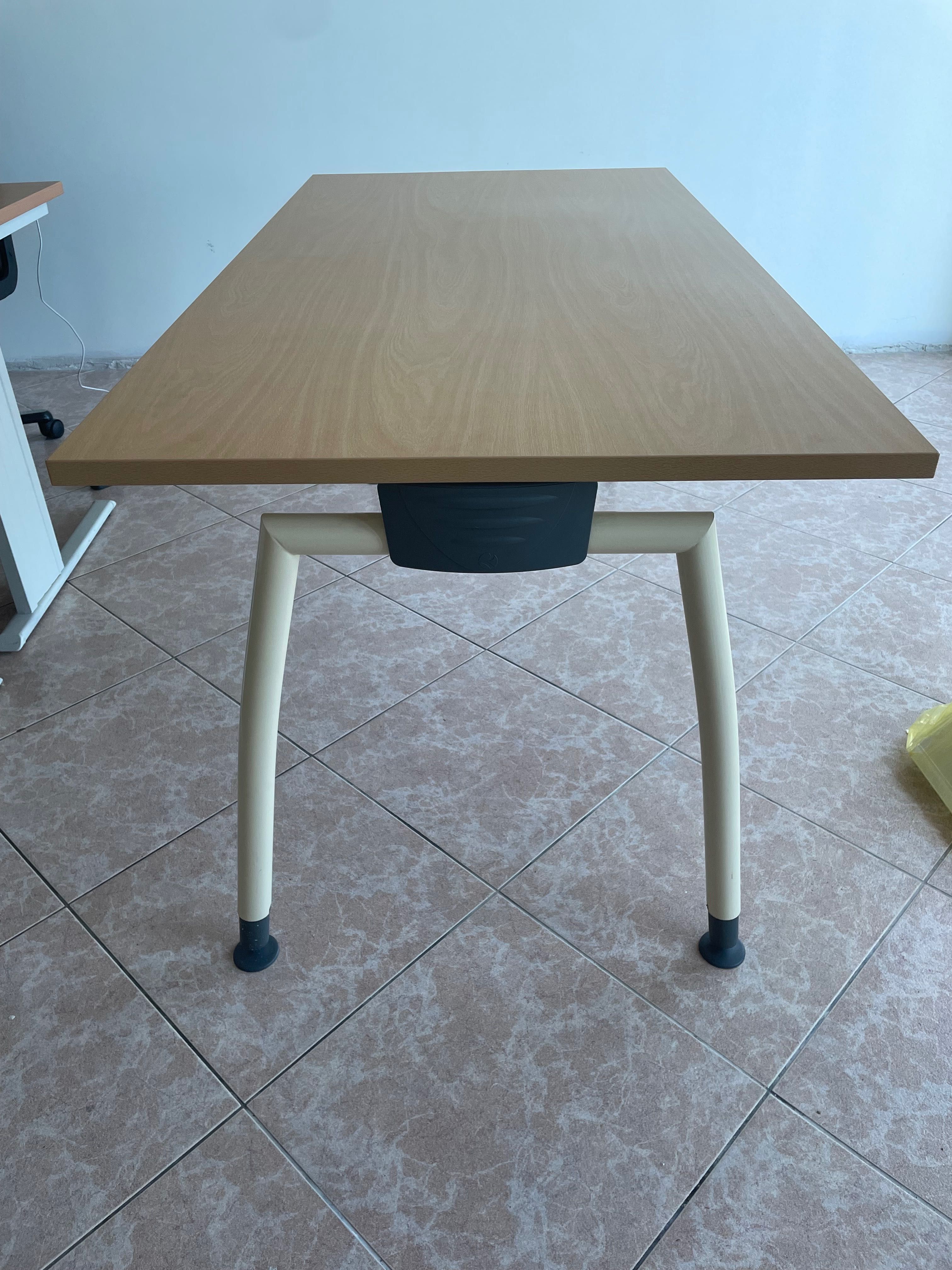 Mesa de Escritório em excelente estado
