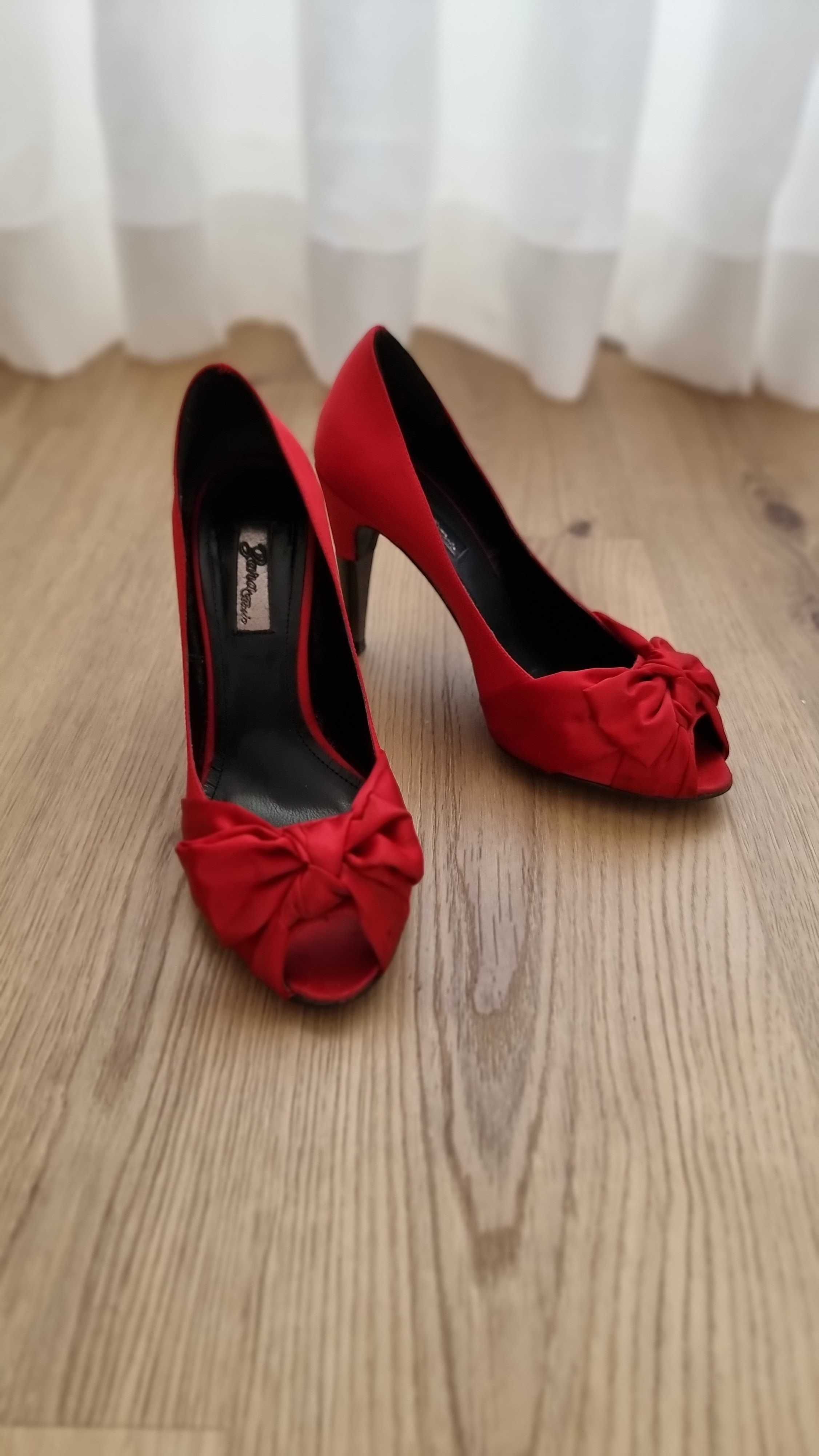 Sapatos de Salto Alto em Cetim Vermelho