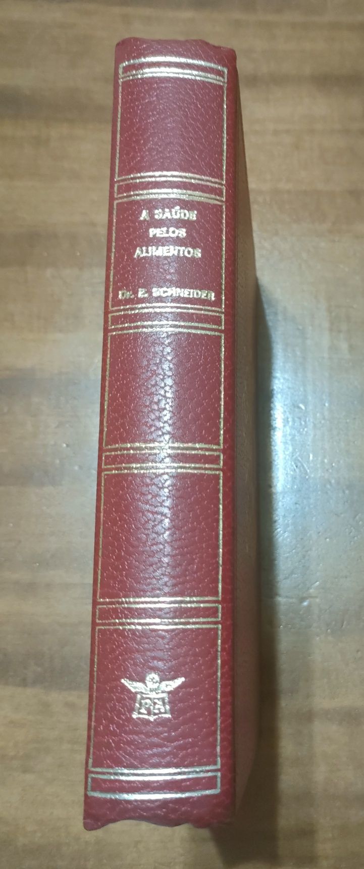 Livro A Saúde Pelos Alimentos de Ernest Schneider, médico