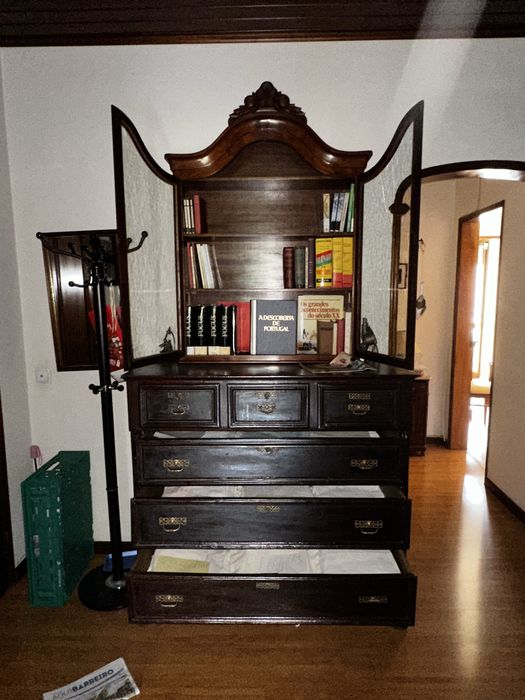 Vendo cómoda em madeira com estante superioi