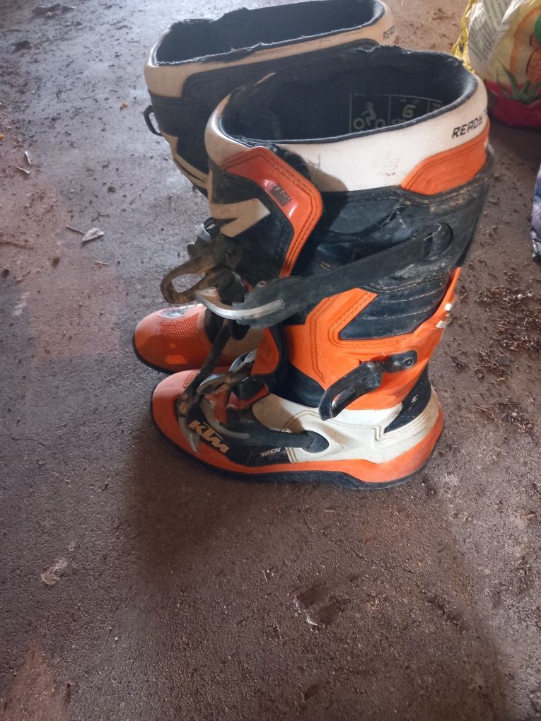 Vendo botas mais capacete