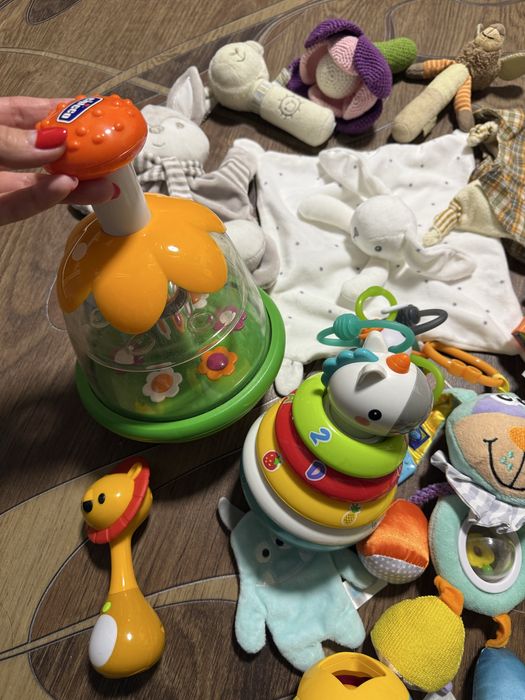 Іграшки для найменших, шуршалки, пищалки