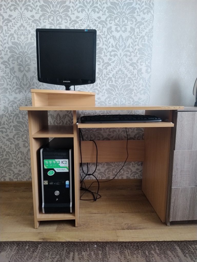 Стіл комп'ютерний