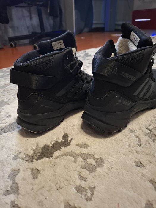 Продам зимові черевики adidas terrex кольору чорного.