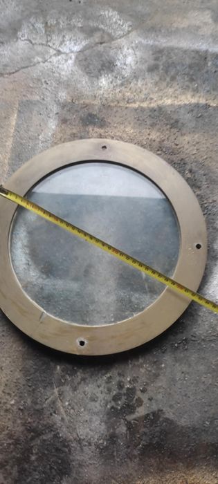 Stare duże okno ze statku bulaj