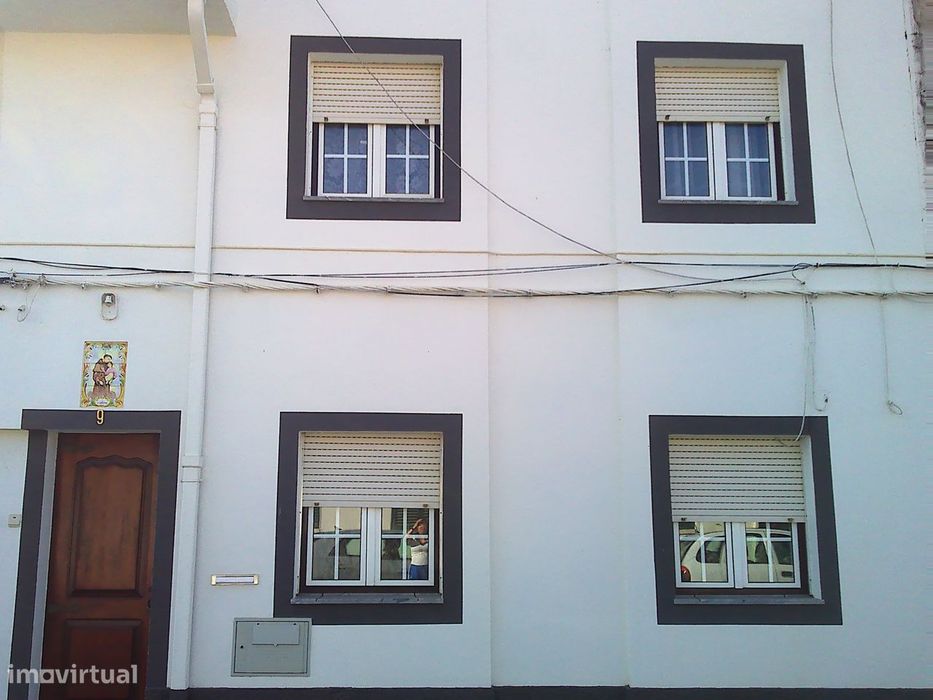 Moradia geminada com quintal em Almodôvar