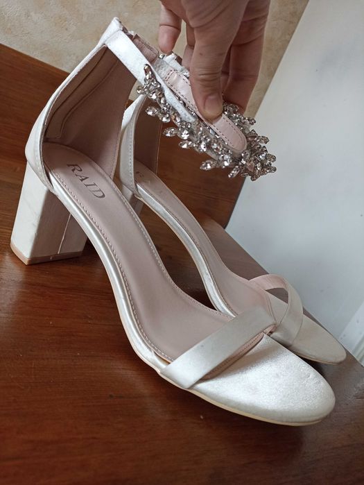 Білі весільні сатинові босоніжки з камінням на підборах 42 розмір 27см
