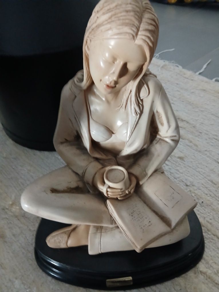 Sculpture jovem poetisa pati