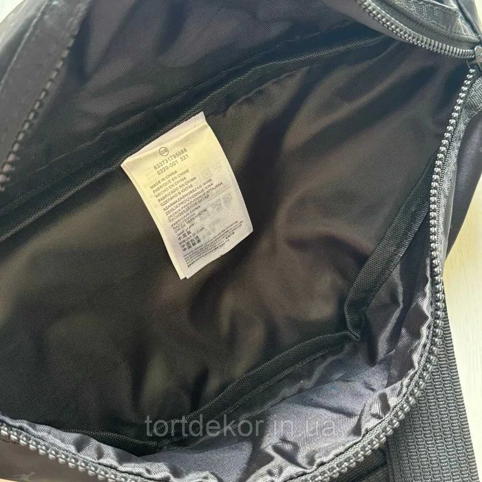 Сумка Nike Air Jordan Jacquard Crossbody у чорному кольорі.