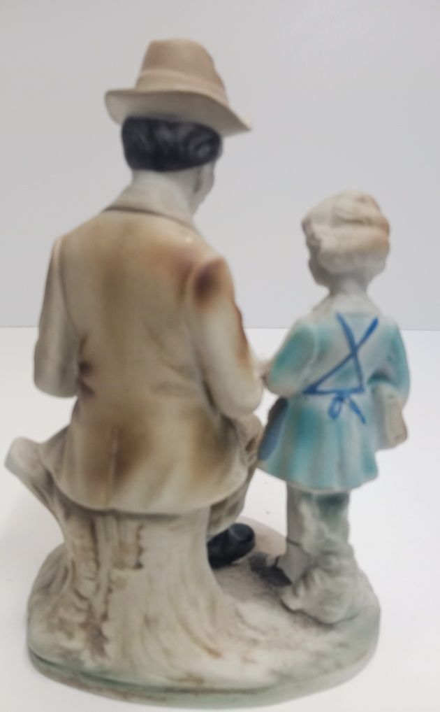 Figurka porcelanowa. Mężczyzna z dziewczynką. Z czasów PRL-u