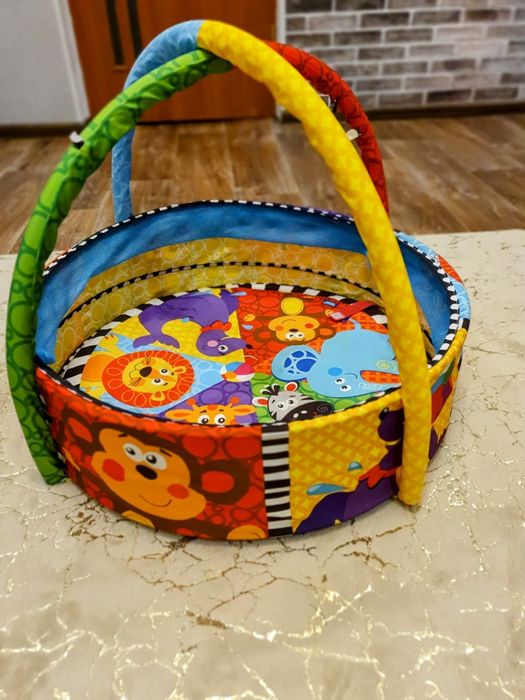 Сухий басейн-розвиваючий килимок Playgro

кульками та підвісними іграш