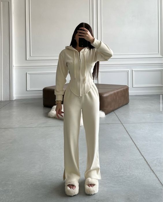 Жіночий костюмчик з акцентом на талії