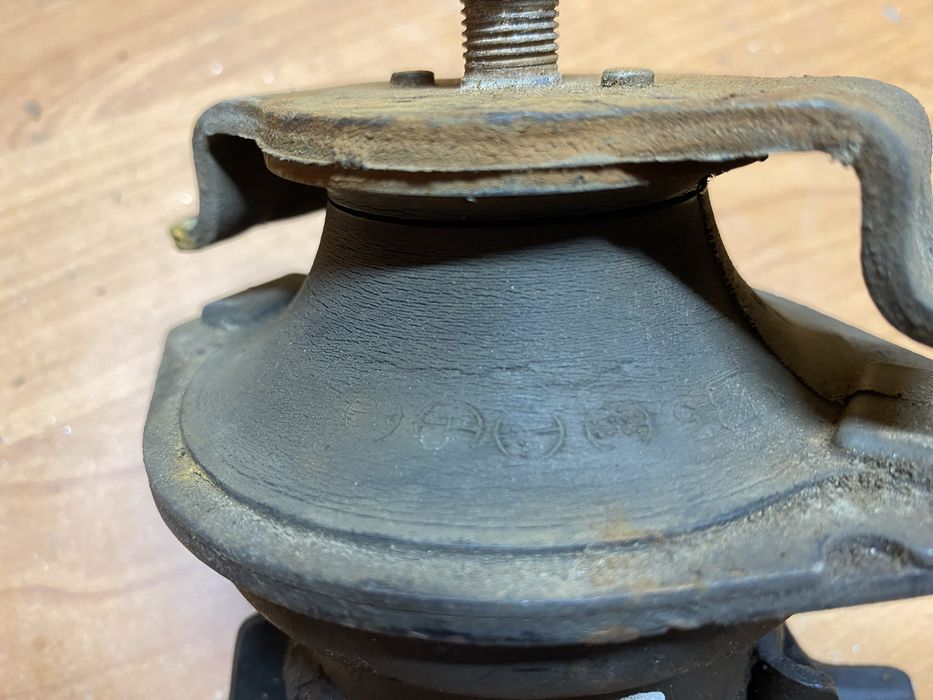 Подушка, права опора двигуна Mitsubishi Lancer 9 2.0