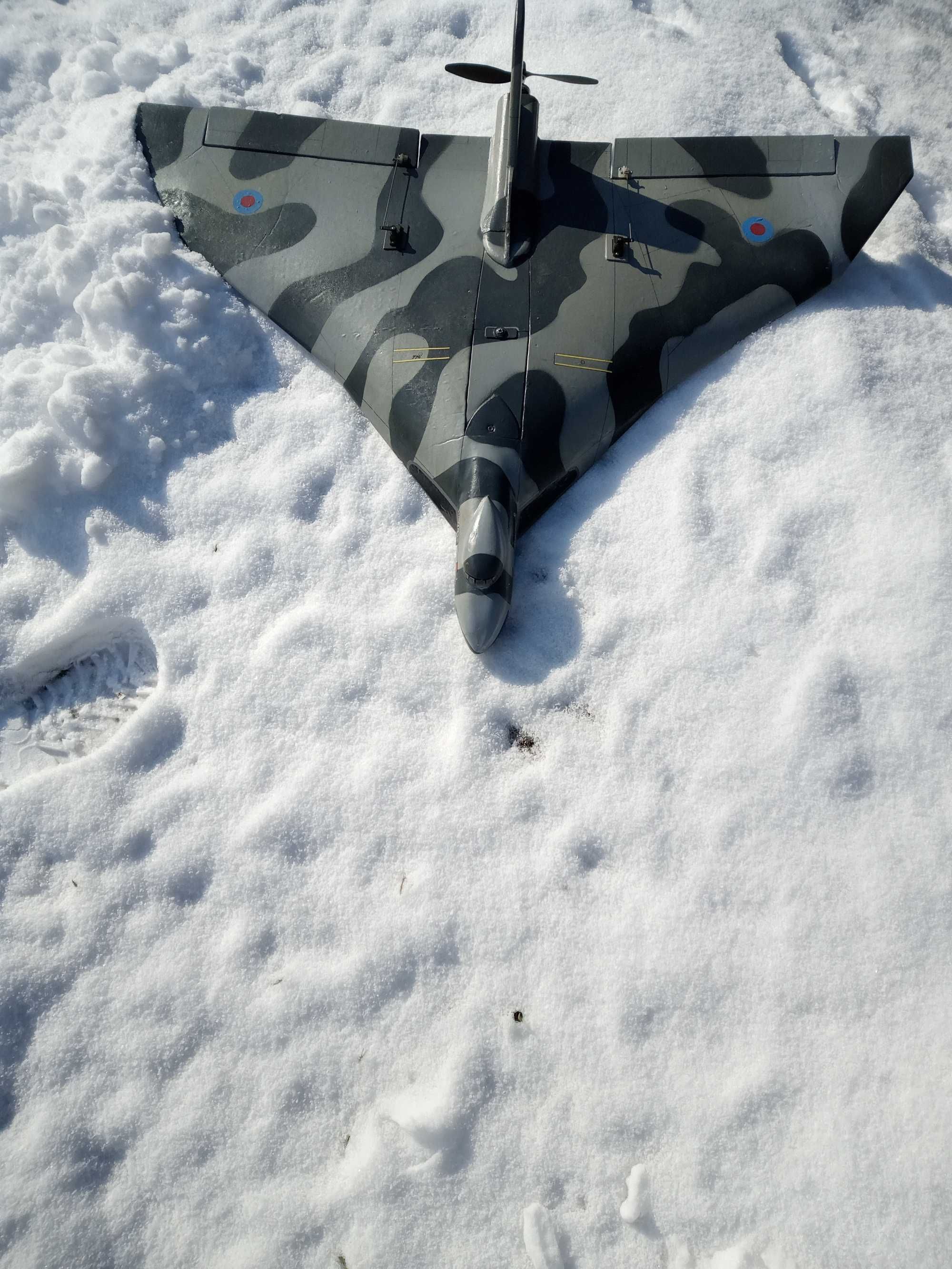 Samolot, model RC Avro Vulcan/ przesyłka pocztą.kurier/