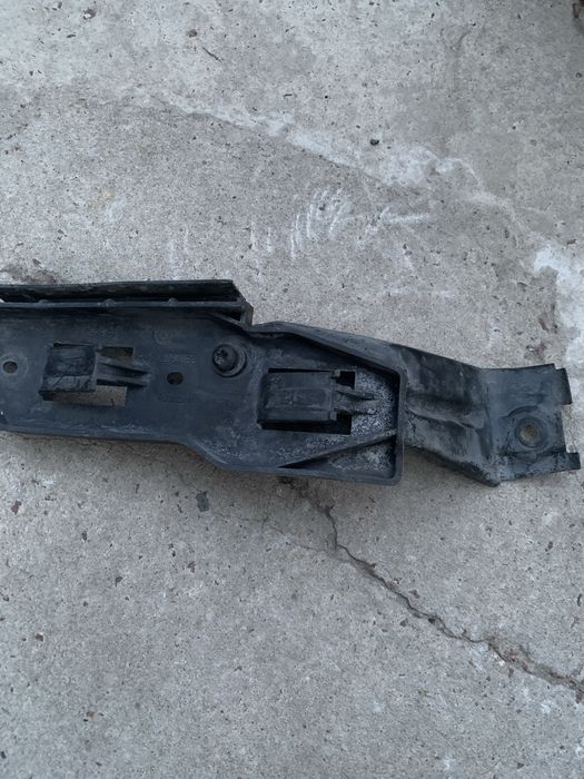 Правий Кронштейн кріплення бампера passap b5+