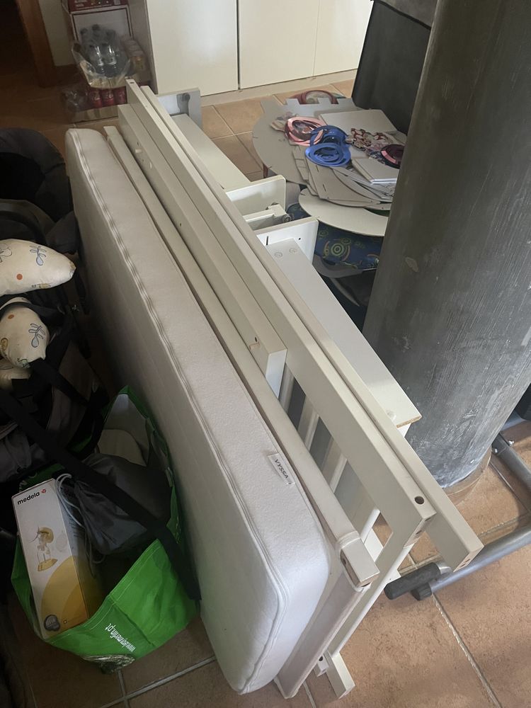 Cama de bebé Ikea com gavetas e colchao