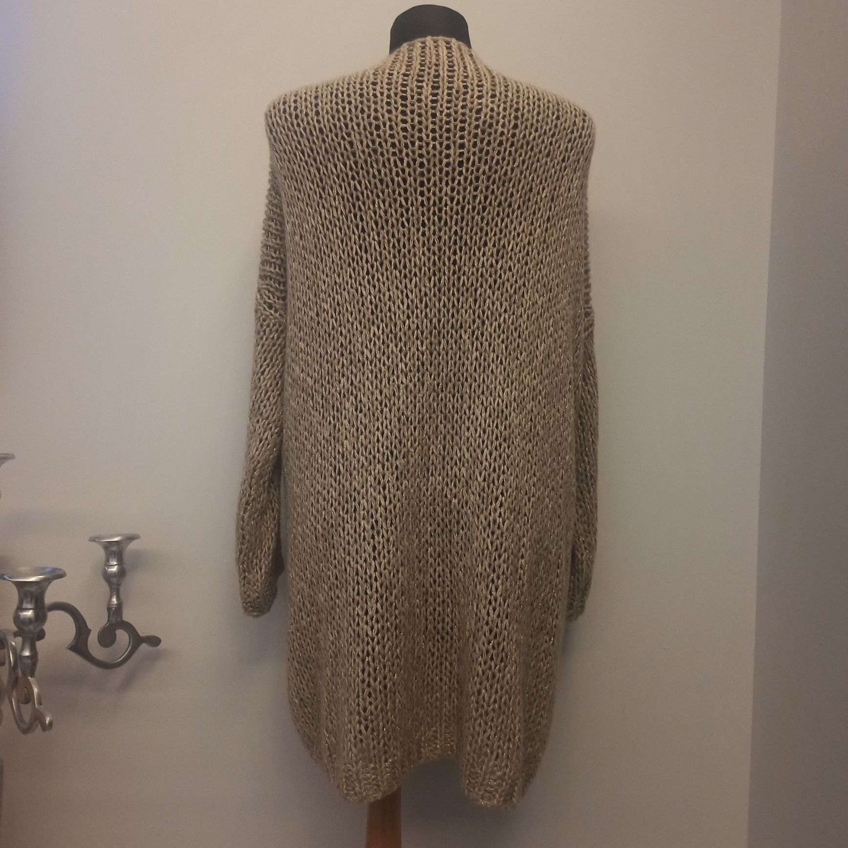 Długi beżowy sweter kardigan
