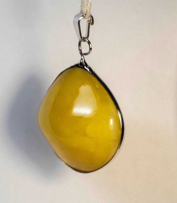 Wisiorek  z bursztynu