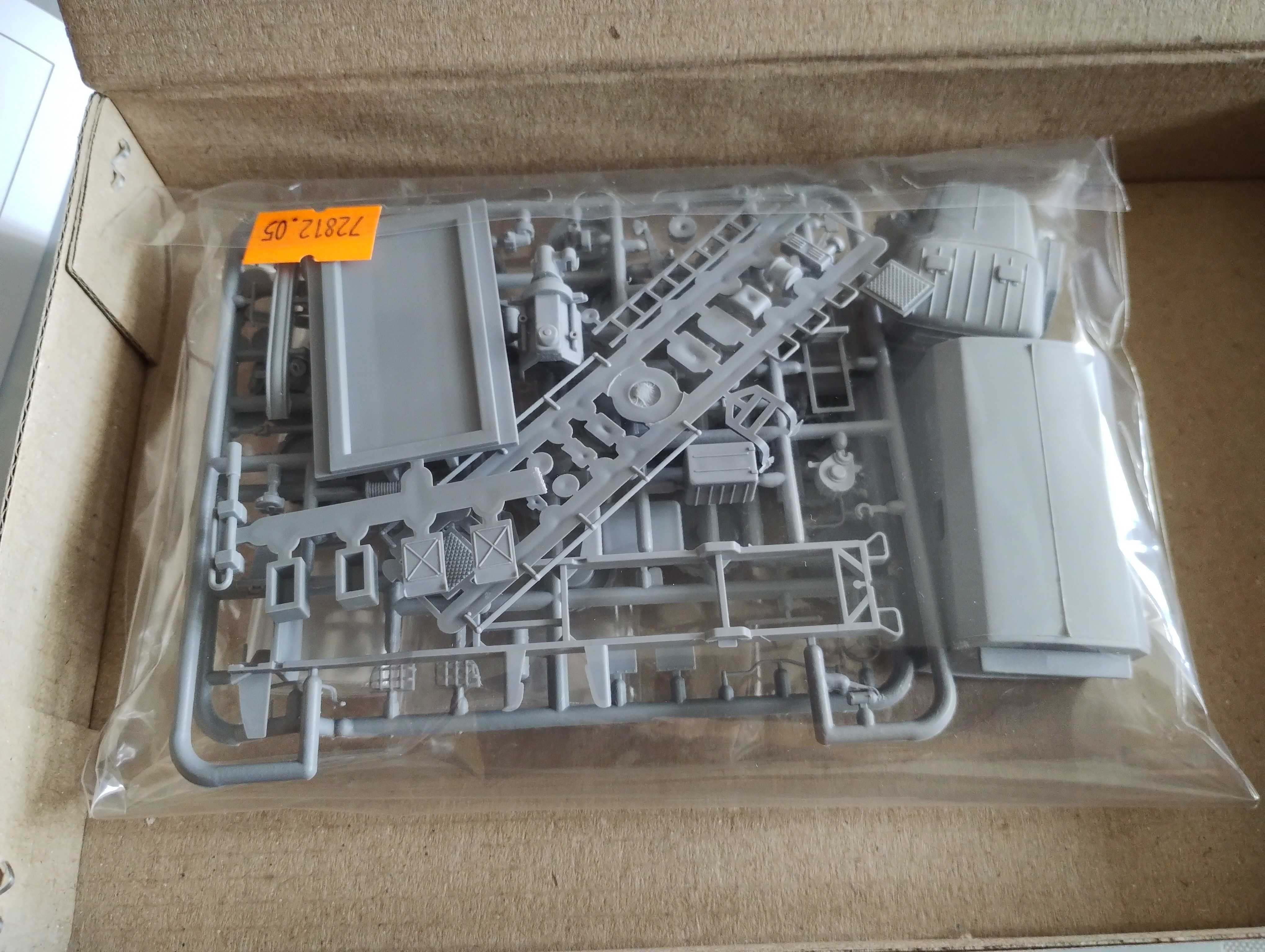 Model do sklejania ICM  72812 Zil-131 wóz dowodzenia