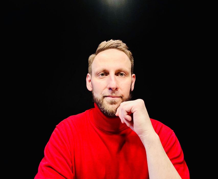 Нейро-психолог. Гипнотерапевт. Бизнес-коуч. Защитник в диалогах.