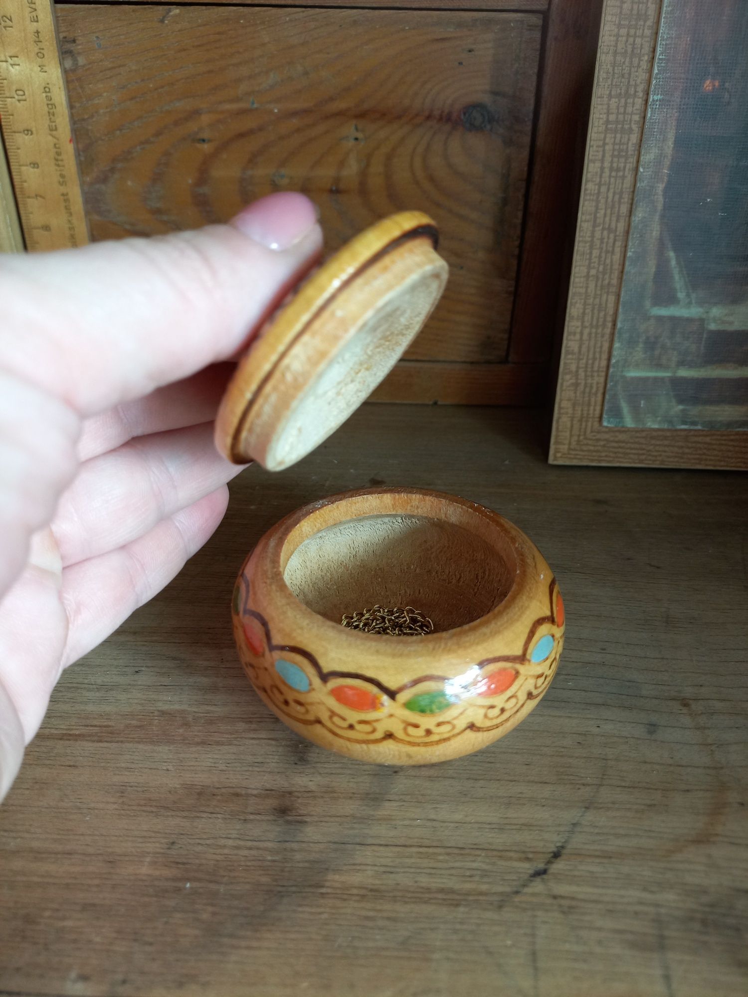Małe drewniane malowane okragle pudełeczko na drobiazgi cepelia prl