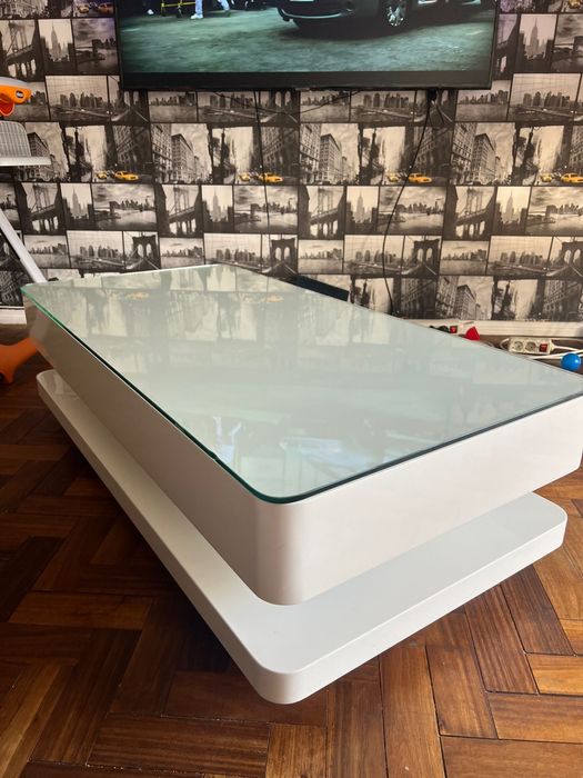 Mesa de centro com uso de 5 meses em bom estado