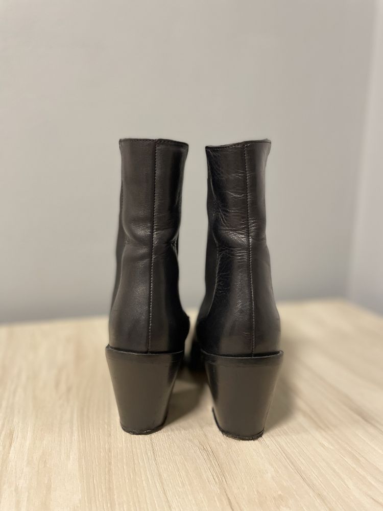 Шкіряні ботильйони Zara