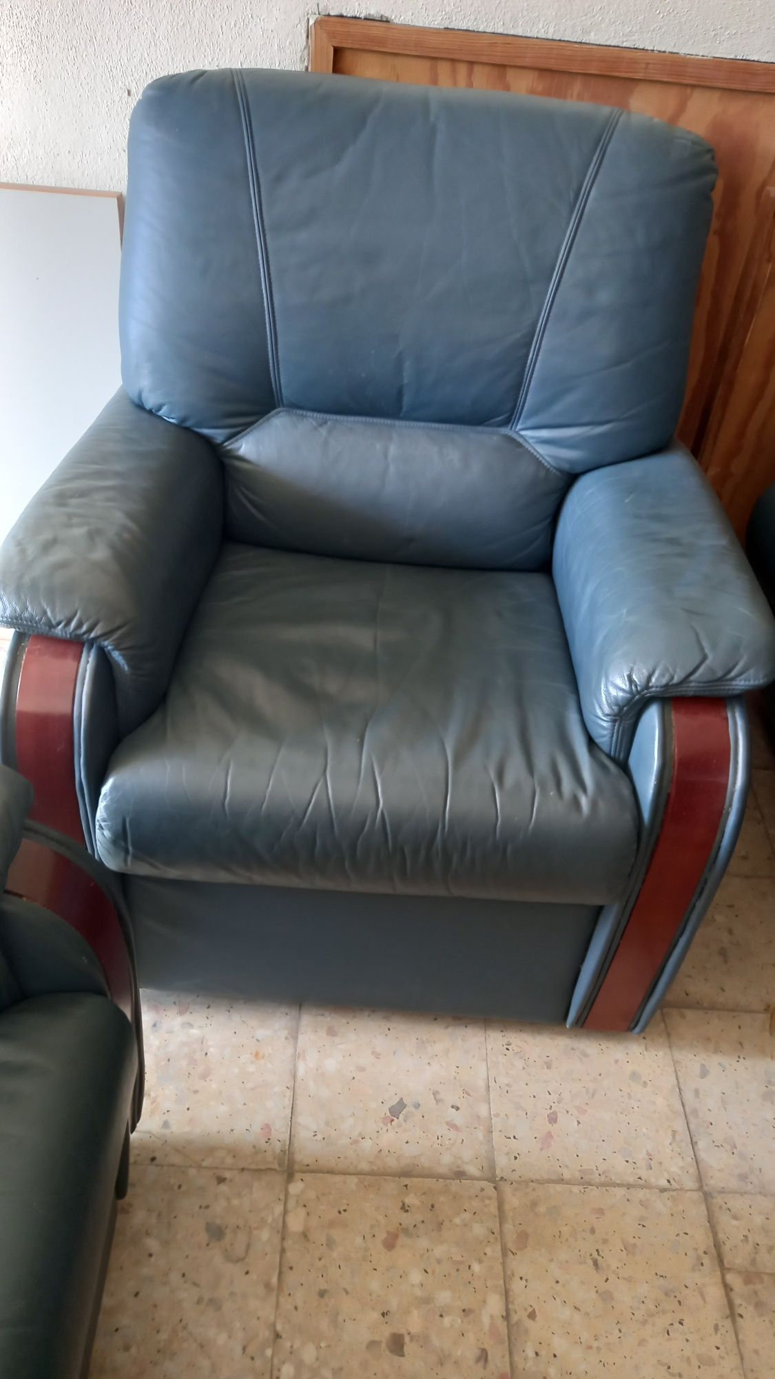 Vendo sofá individual em pele, muito barato.