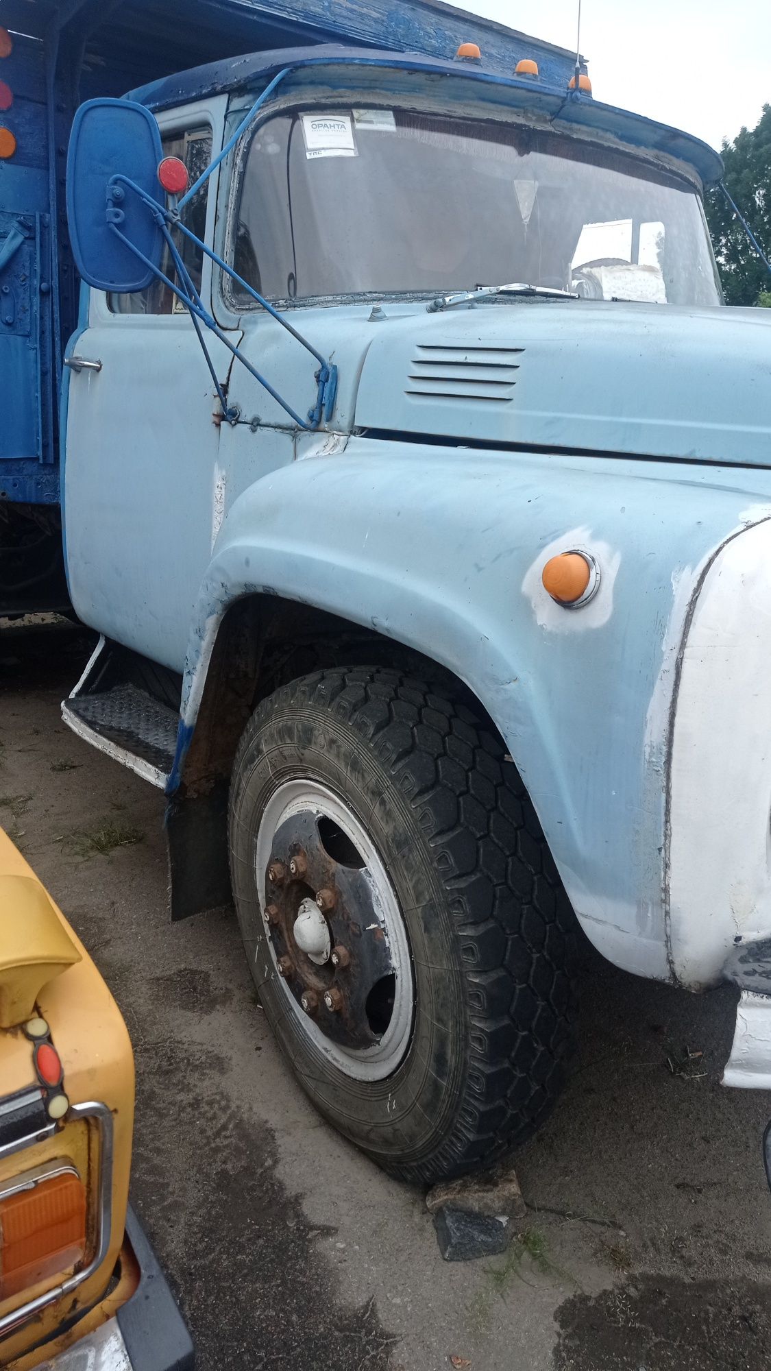 ЗІЛ 130 на ходу на хорошій резині