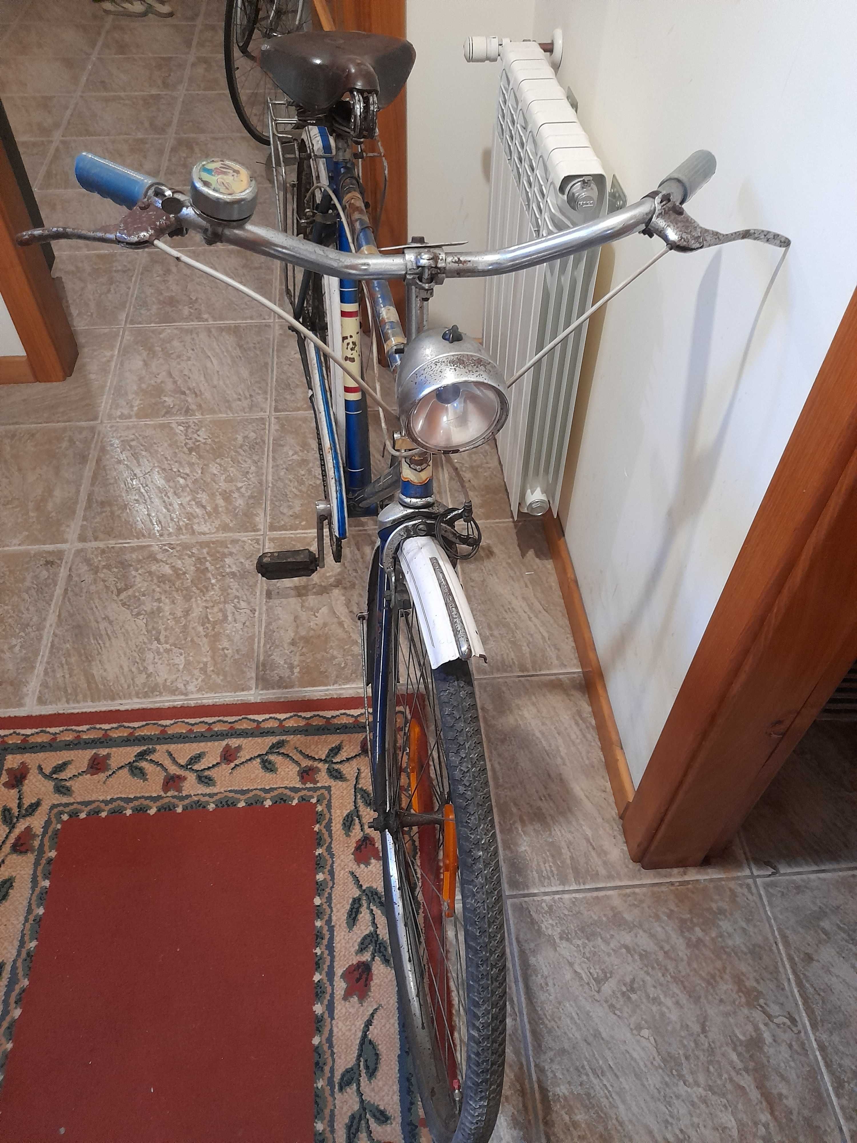Bicicletas pasteleira antiga e de corrida