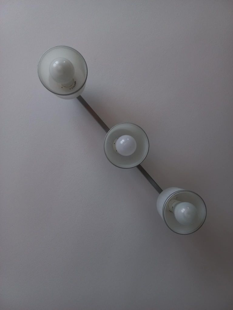 Biało srebrna lampa