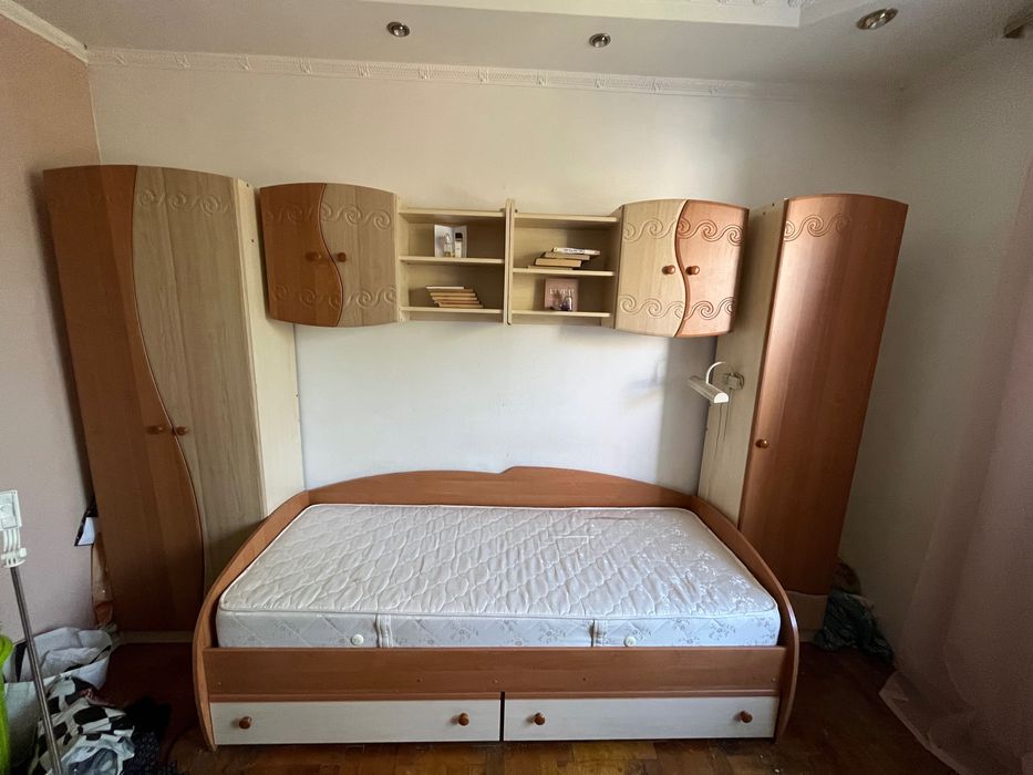 Комплект мебелі в дитячу/підліткову кімнату.