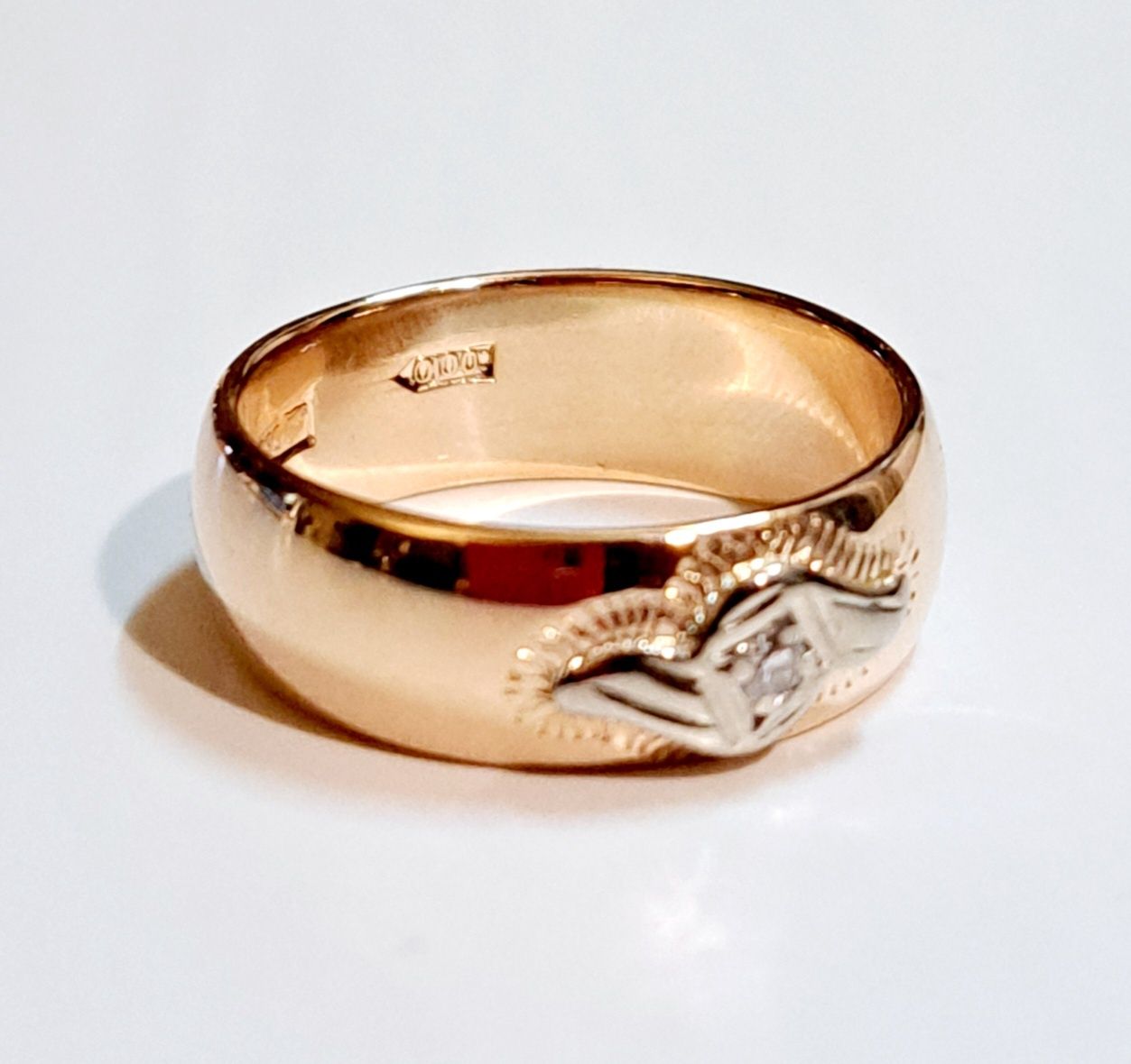 Золотое кольцо с бриллиантом. 5,32 грм