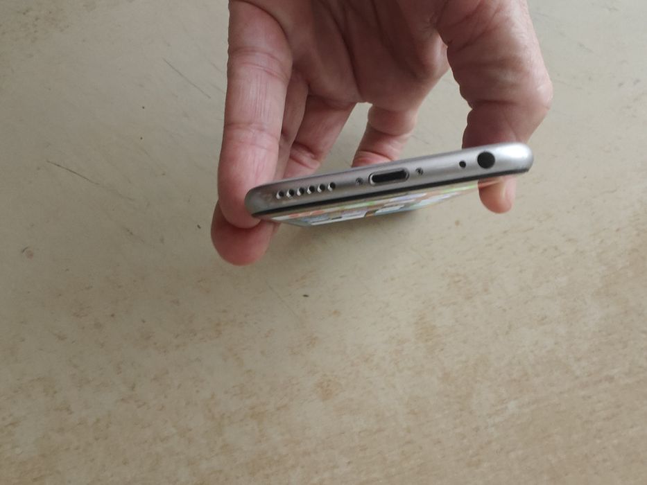 Sprzedam legendarny już smartfon Apple iPhone 6s.Stan dobry.Czytaj opi