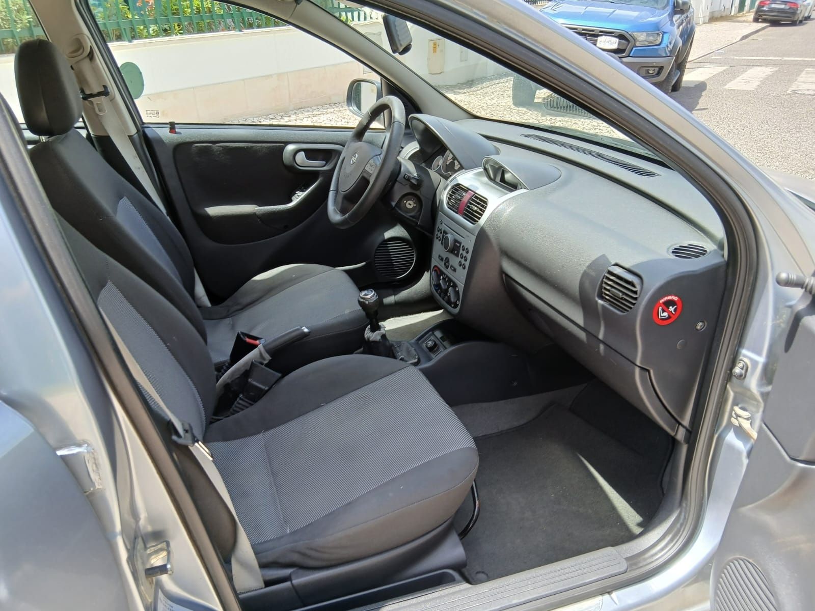 Vendo Opel Corsa 1.3 cdti a Diesel de 2006 com apenas 220 mil kms 
Est