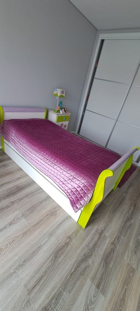 Conjunto Cama, Cómoda e Mesa de Cabeceira