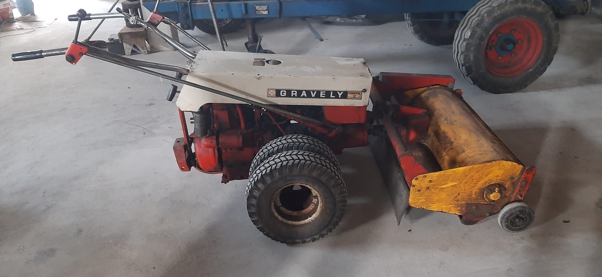 2 máquinas Gravely para cortar mato e prato de cortar relva
