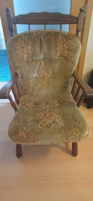 Cadeirão de madeira rústica