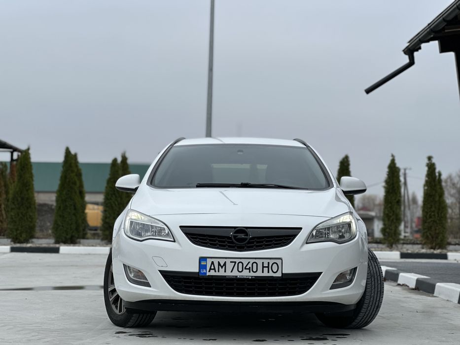 Opel Astra j автомобіль в чудовому стані