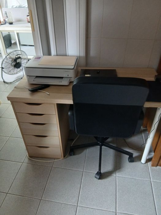Mesa de escritorio, cadeira e impressora