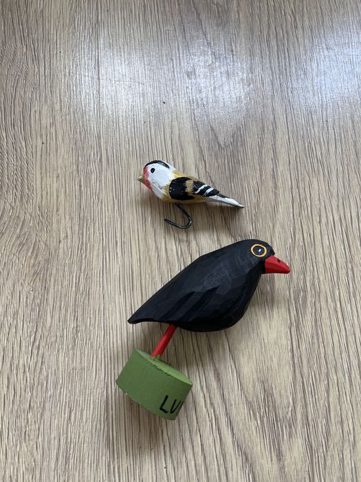 Ptaszki drewniane, pomalowane.